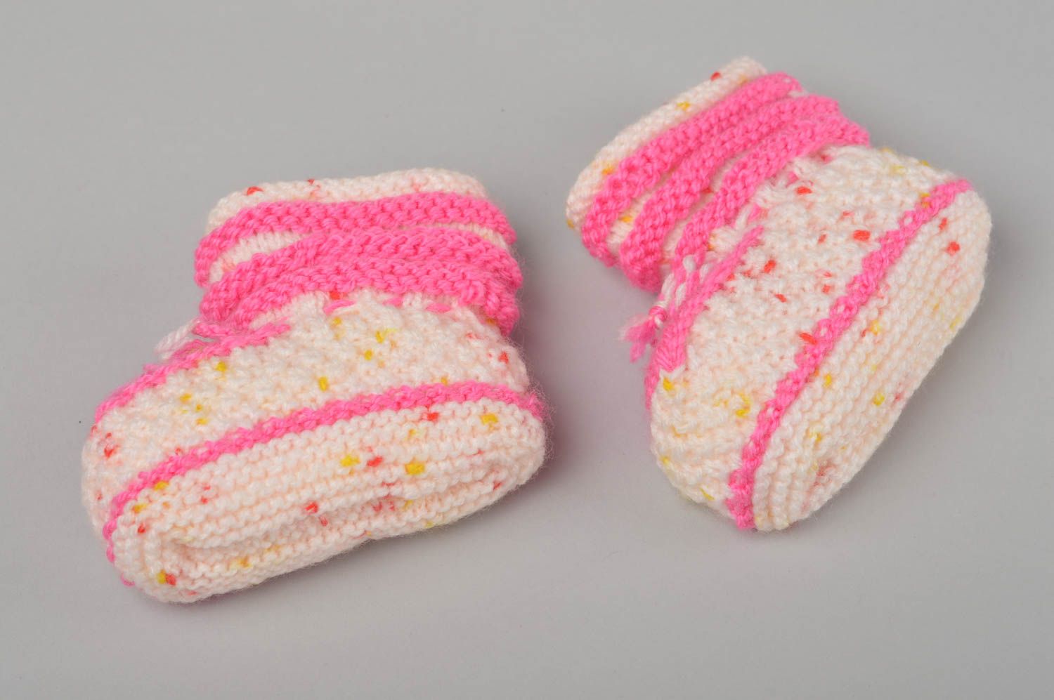 Chaussons de bébé au crochet faits main roses en fils de coton Vêtement bébé photo 2