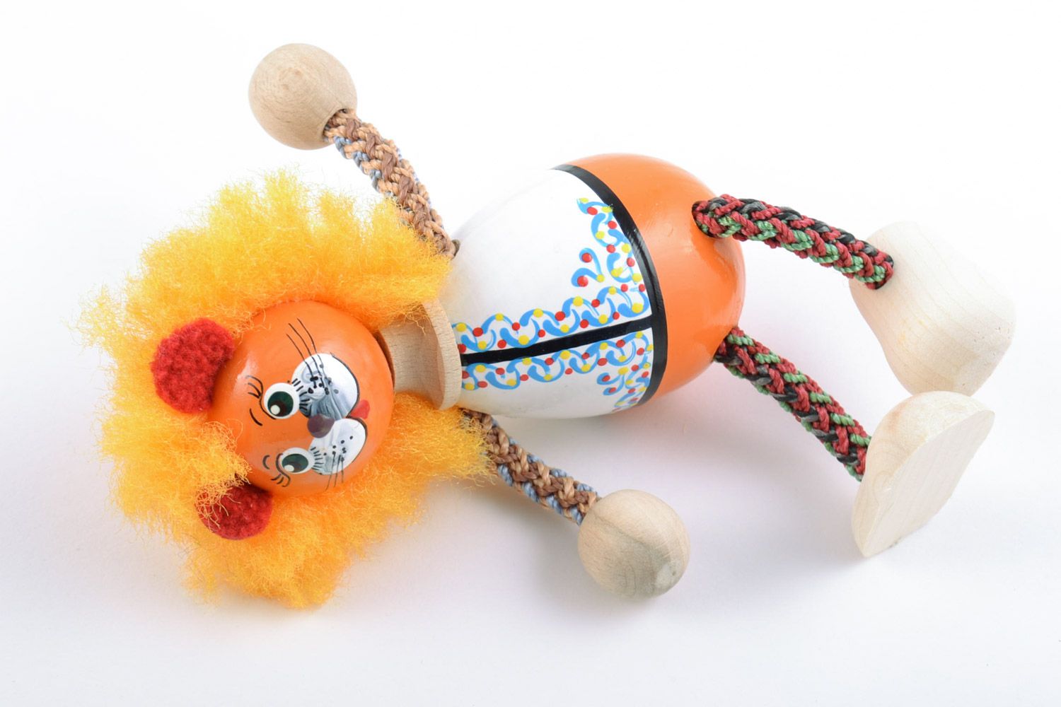 Яркая деревянная игрушка в виде льва расписная красками вручную для декора и игр фото 5