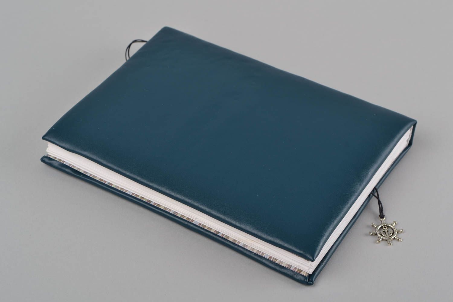 Bloc de notas artesanal de cuero artificial azul en técnica de scrapbooking foto 4