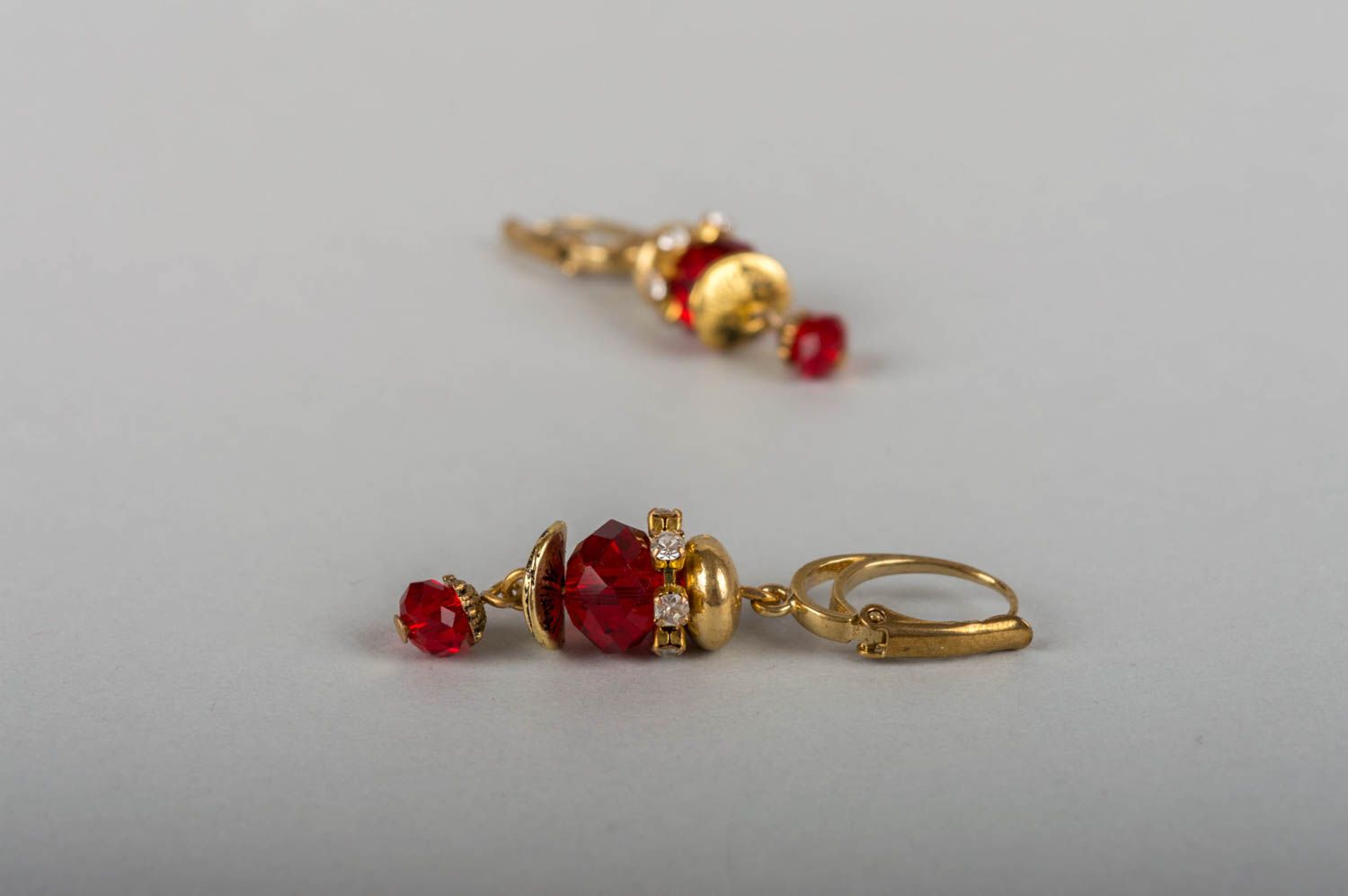 Boucles d'oreilles en cristal tchèque et laiton pendantes rouges faites main photo 2