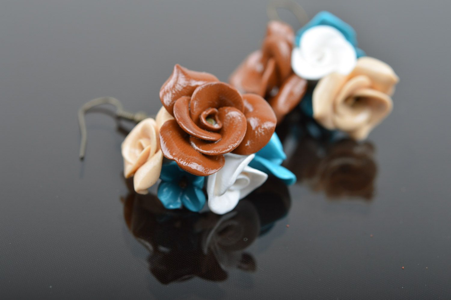 Серьги из полимерной глины с подвесками в виде цветов роз ручной работы длинные фото 3