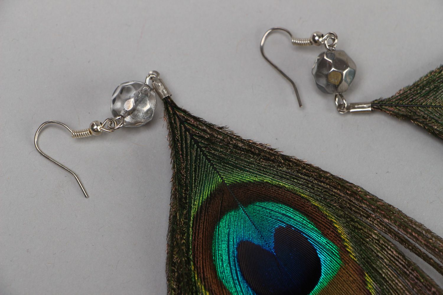 Handgemachte ungewöhnliche Pfauenfedern Ohrringe mit Glasperlen und Metallfurnitur foto 2