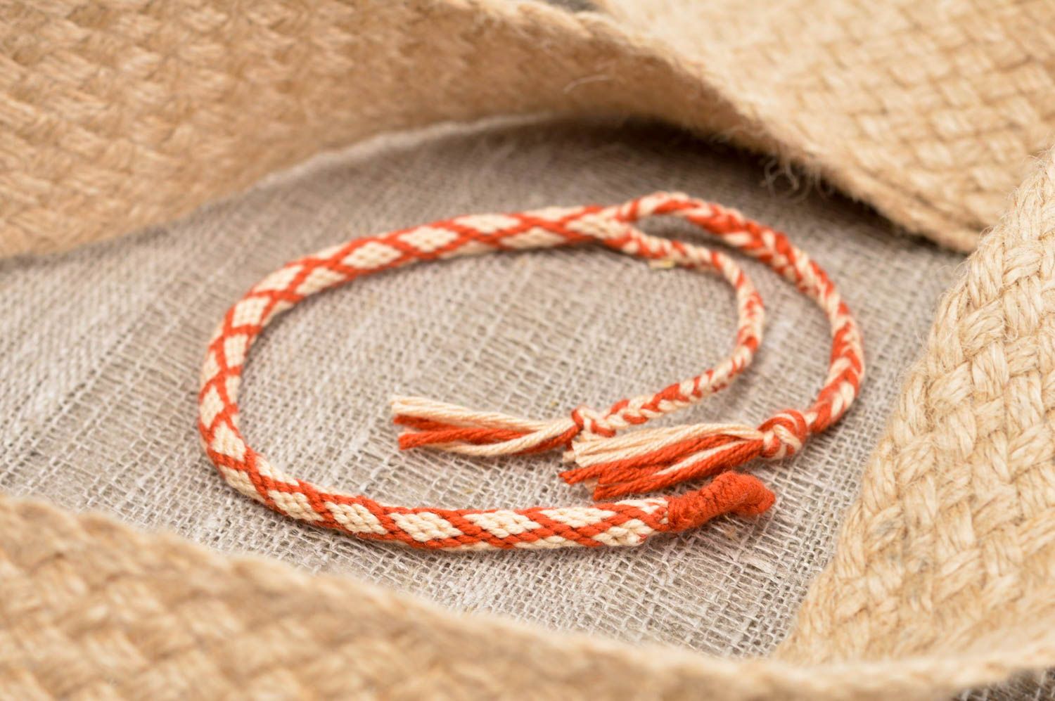 Bracelet tressé en fils de laine Bijou fait main blanc-rouge Cadeau pour femme photo 1