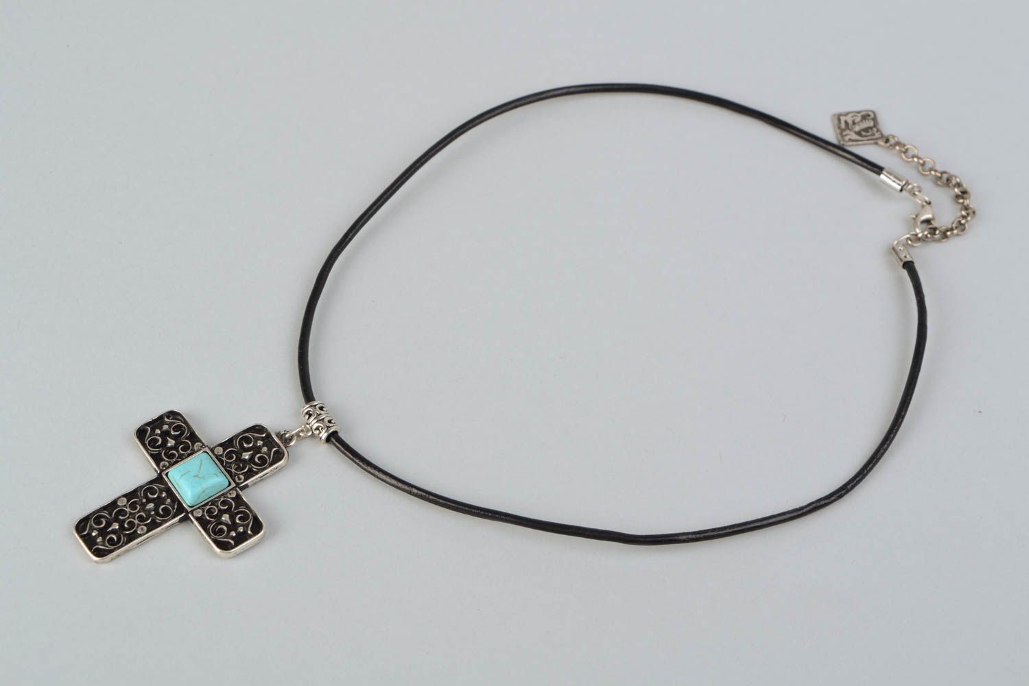 Beau collier en métal avec pierre naturelle en forme de croix byzantine photo 4
