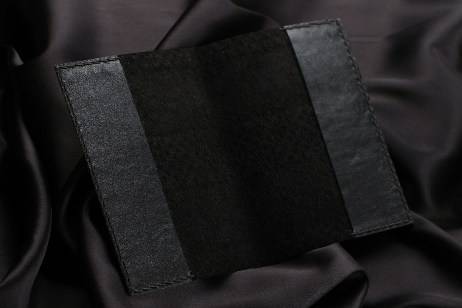 Schwarze Passhülle aus Leder mit Prägung foto 3