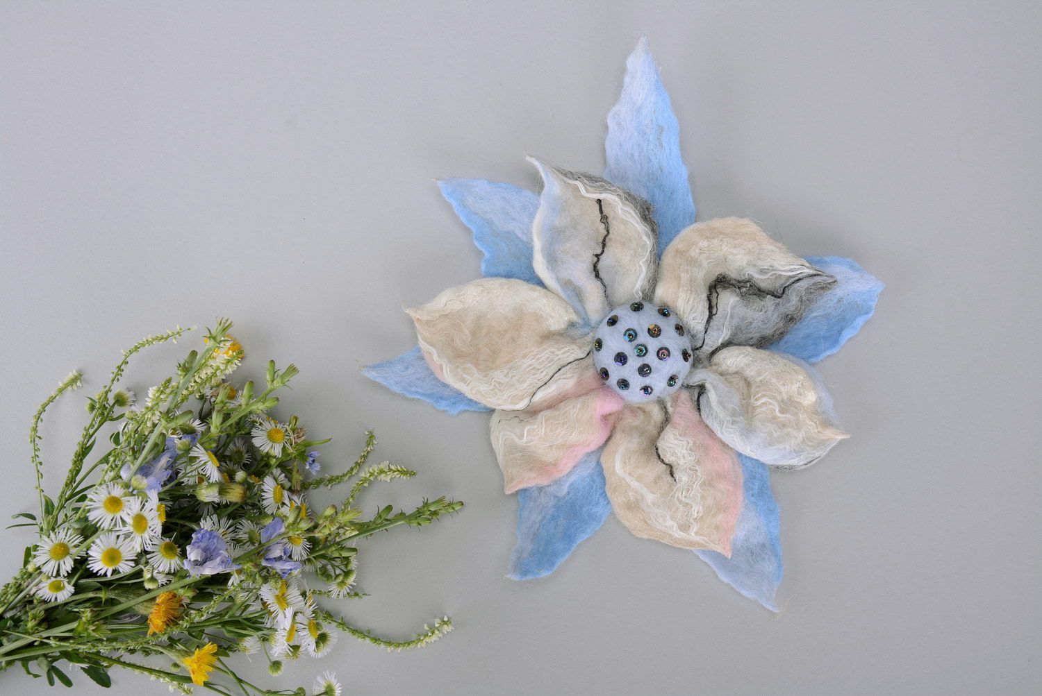 Grosse broche en laine Fleur bleue photo 2