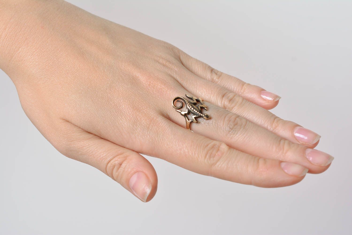 Перстень из бронзы в виде ящерицы ручной работы литой с регулируемым размером фото 2
