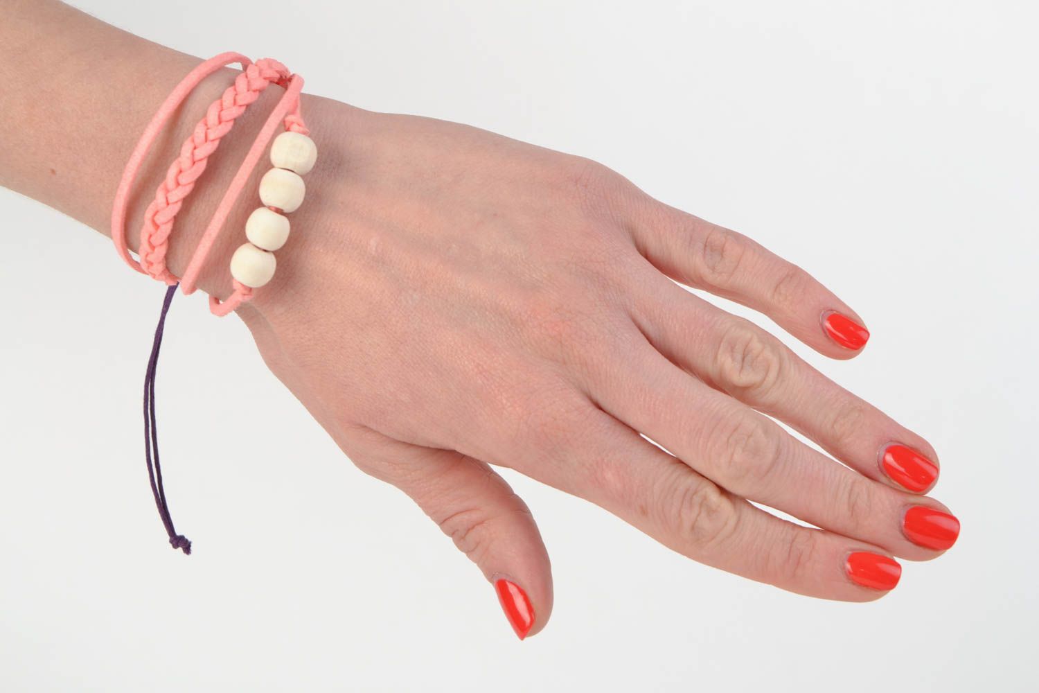 Bracelet fait main rose en lacets de daim et perles en bois accessoire tressé photo 2