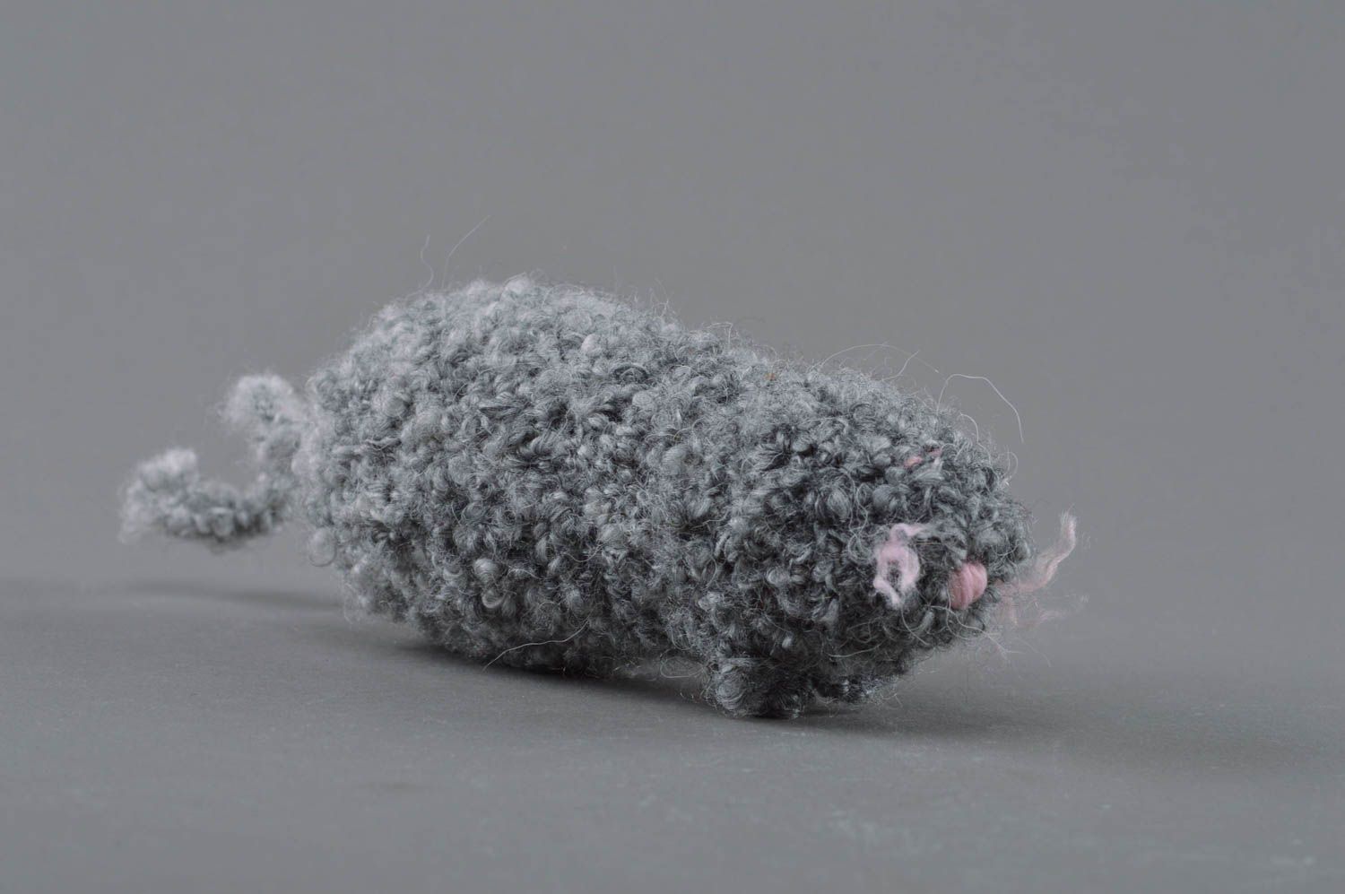 Kleines schönes gehäkeltes Kuscheltier Maus grau künstlerische Handarbeit foto 3