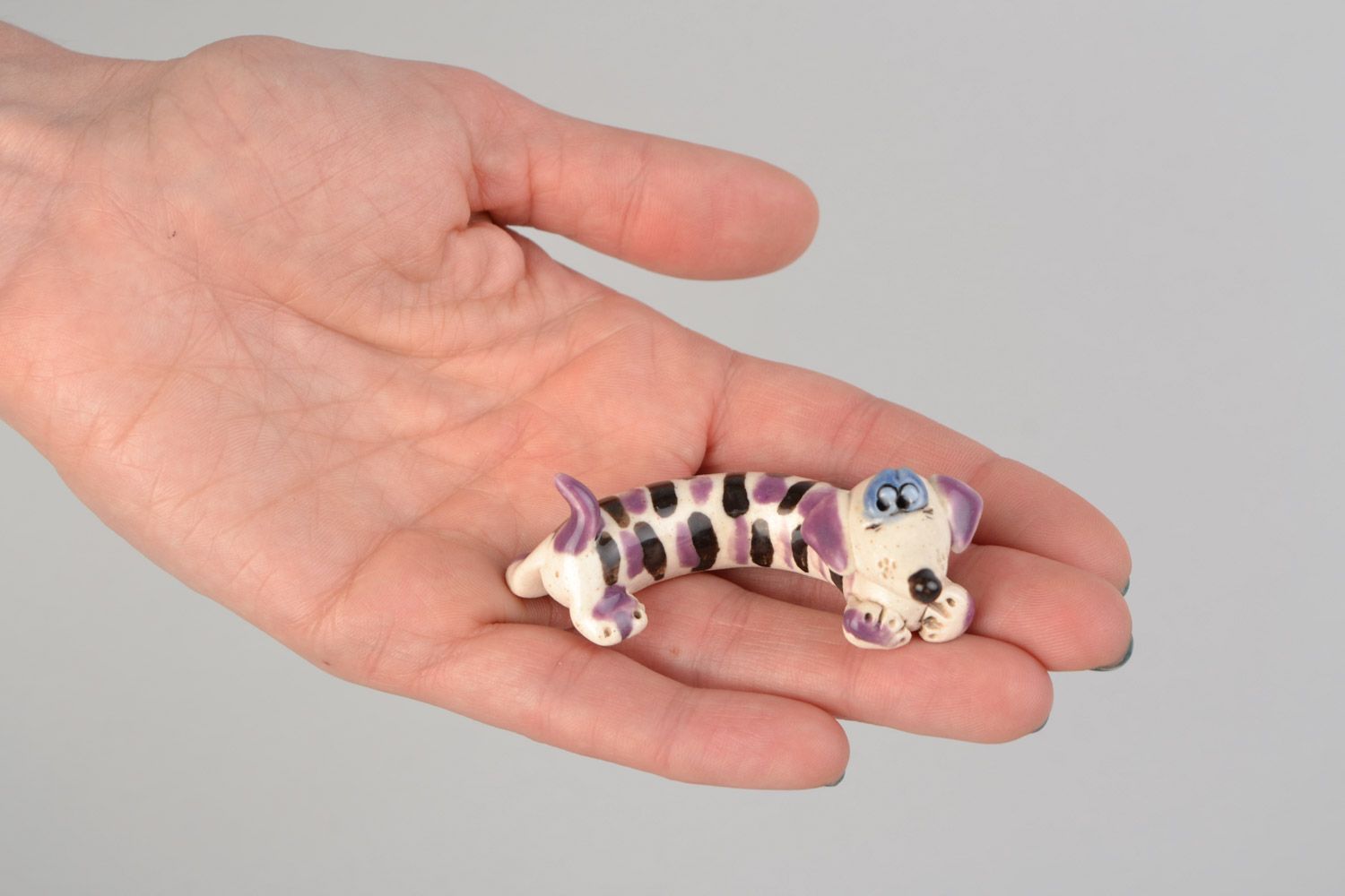 Miniatur handmade bemalte Deko Figur aus Ton lustiger Dackel Souvenir foto 2