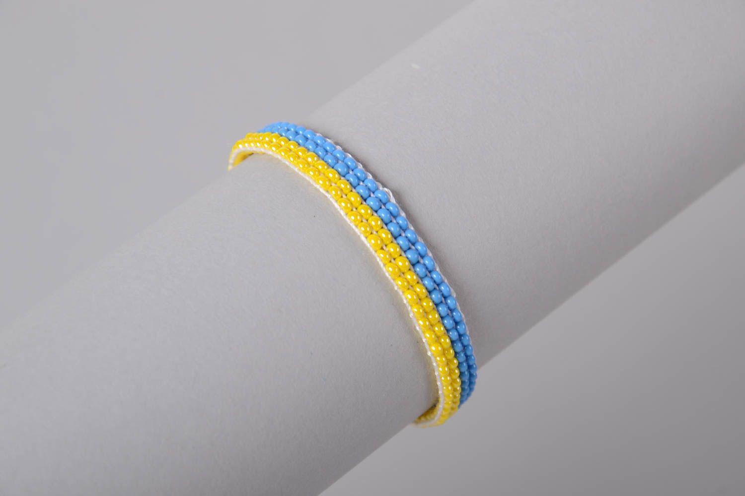 Bracelet en perles de rocaille et fils fait main fin jaune tissé bleu original photo 3