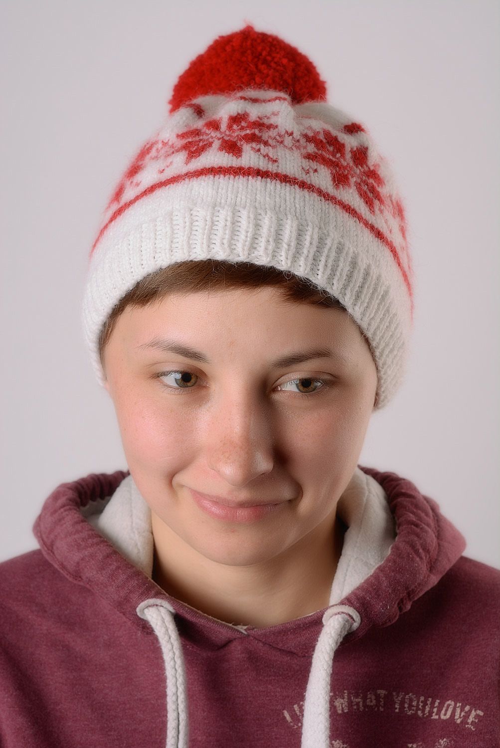 Handmade weiß rote gestrickte Mütze mit Bommel für Winter warm für Frau foto 4