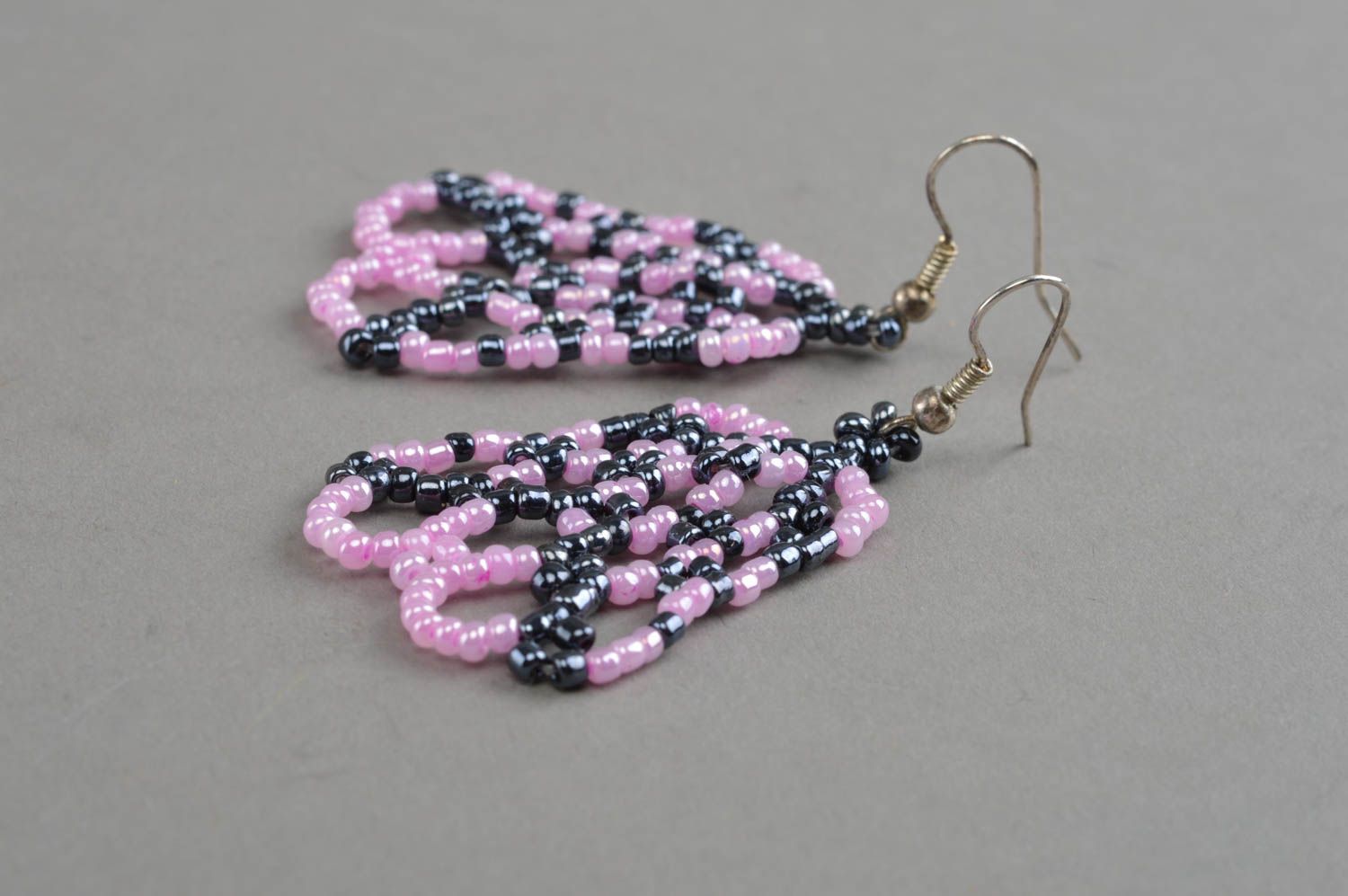 Boucles d'oreilles en perles de rocaille faites main longues noir et rose bijou photo 3