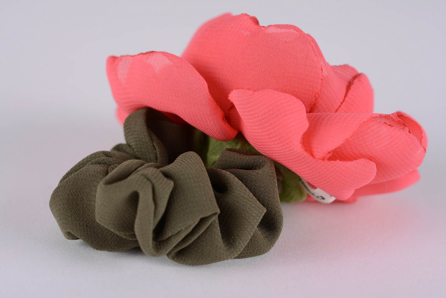 Hair tie in the shape of beautiful flower photo 5