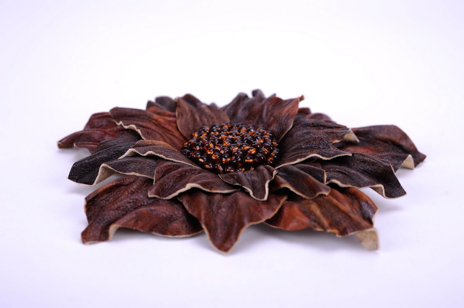 Broche fleur en cuir et perles faite main photo 3