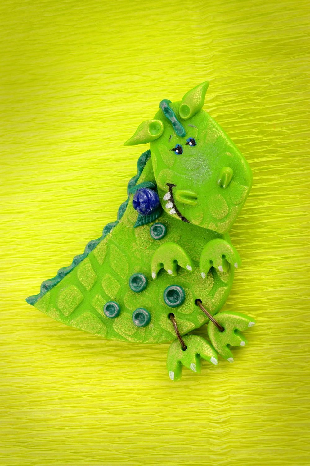 Broche de arcilla polimérica hecho a mano con forma de dragón verde infantil foto 1