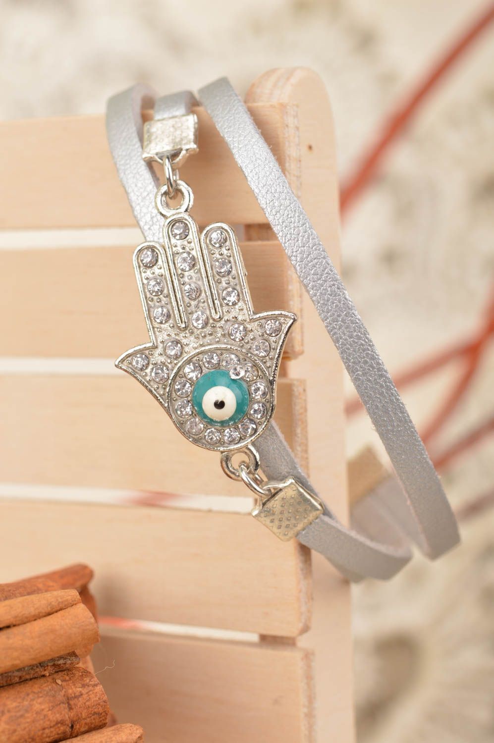 Bracelet daim Bijou fait main blanc khomsa en métal design Cadeau original photo 1