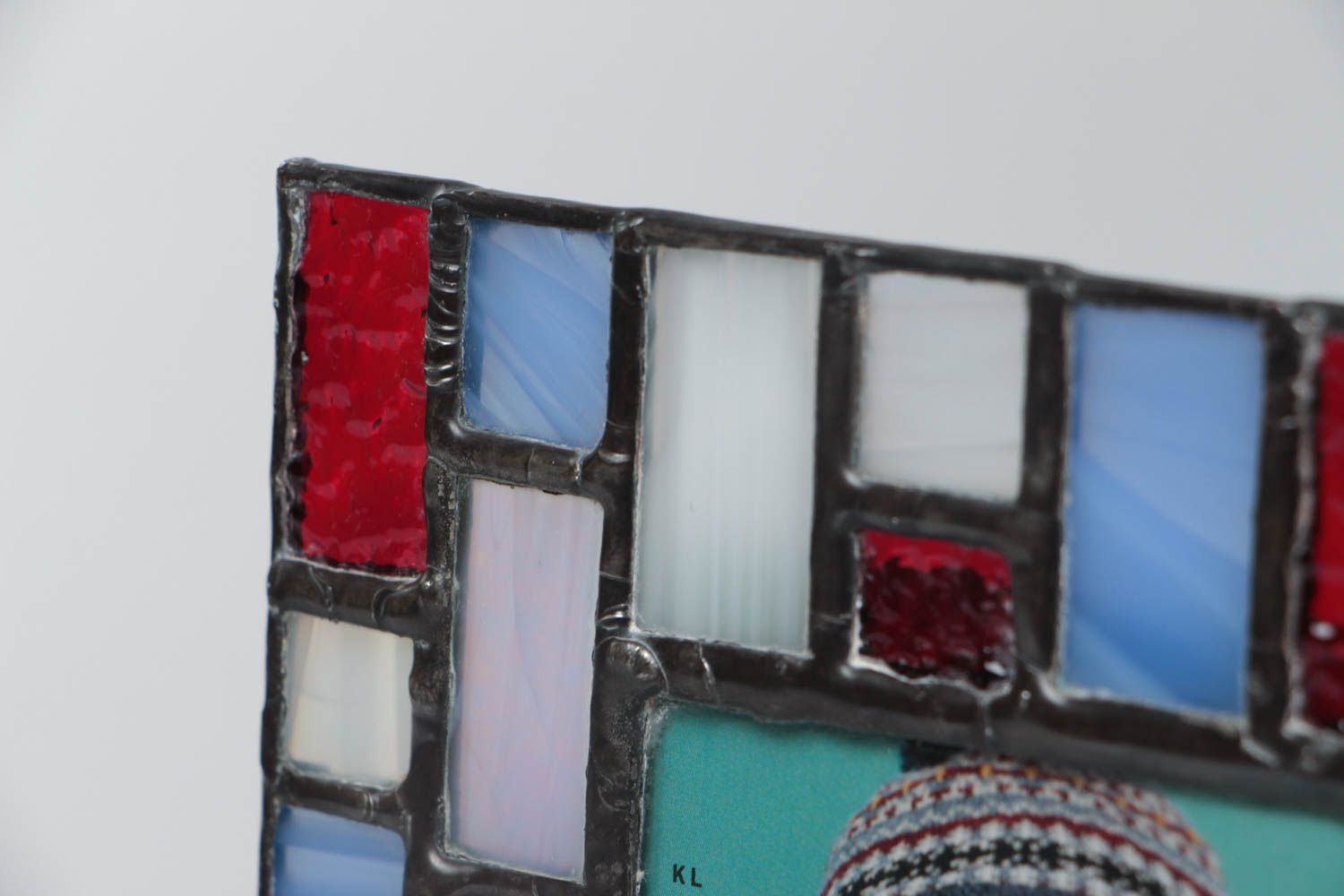 Рамка для фотографий из цветного стекла в витражной технике ручной работы голубая с красным фото 3