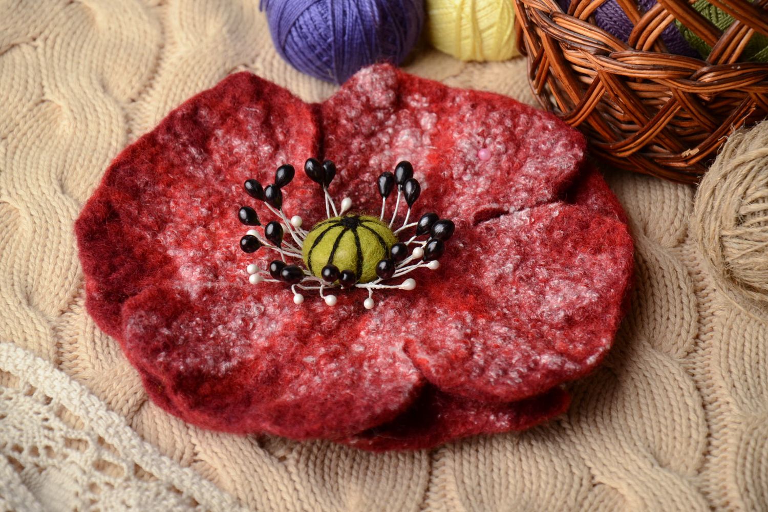 Broche de lana de fieltro con forma de flor roja foto 1