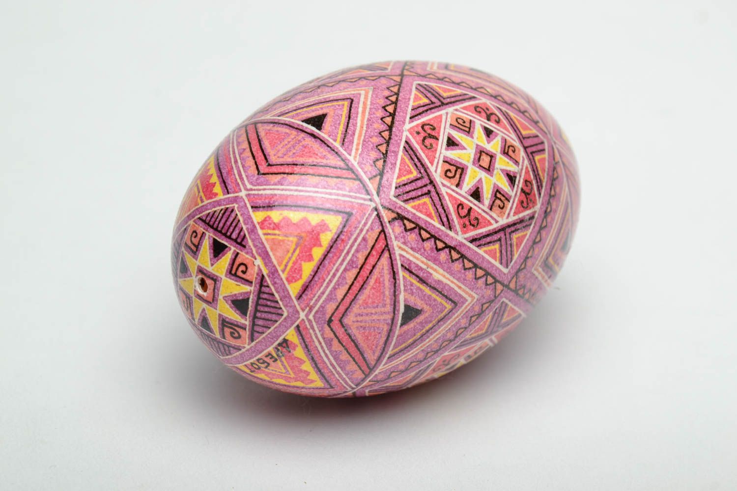 Huevo decorativo de Pascua pintado con símbolos tradicionales foto 3