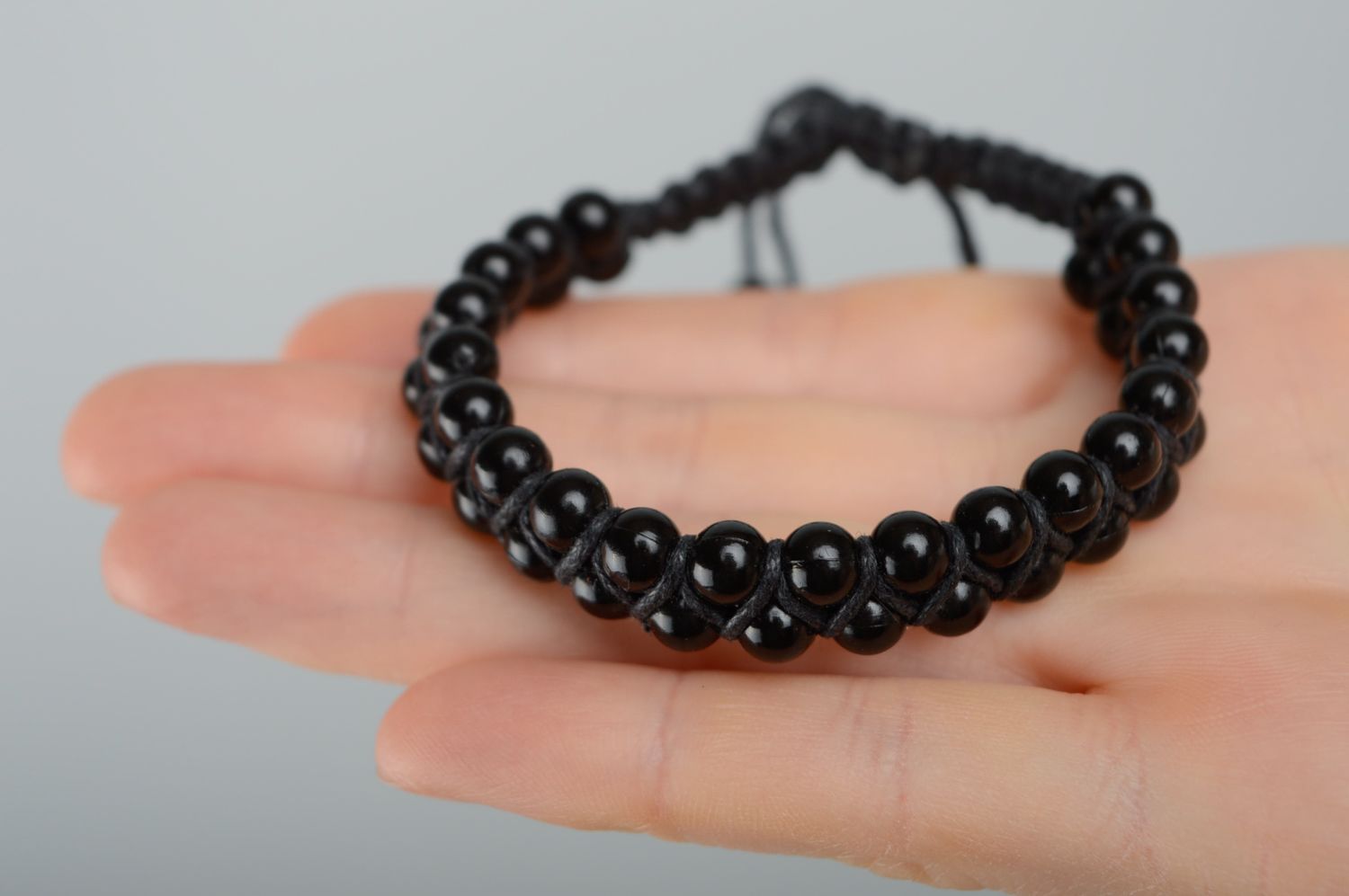 Bracelet noir tressé de lacets cirés et perles en macramé fait main pour femme photo 3