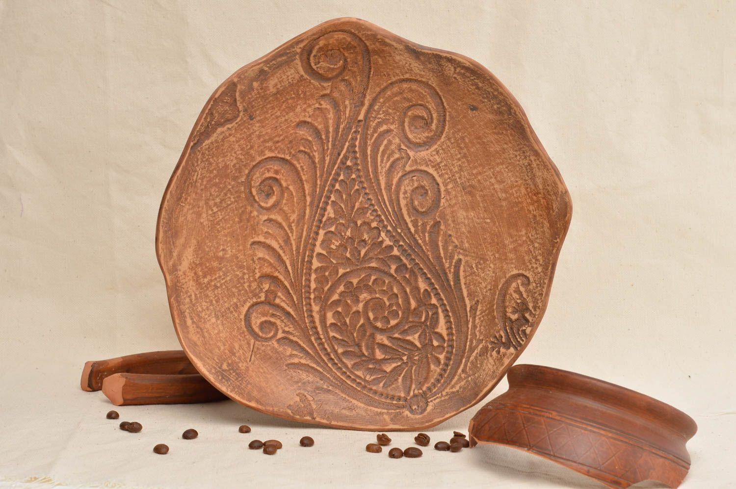 Assiette plate en terre cuite de forme originale avec motif en relief faite main photo 1