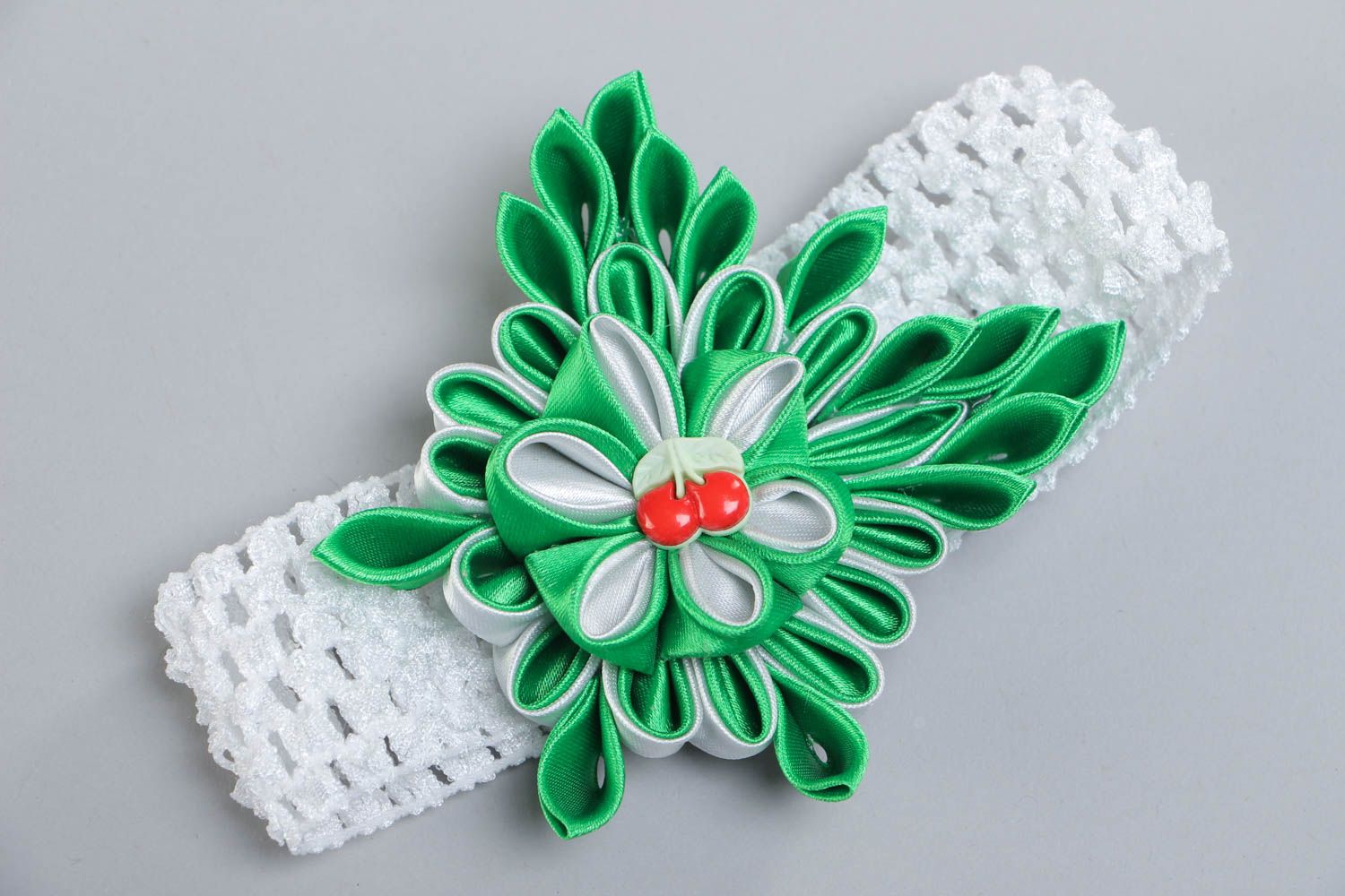 Красивая повязка на голову с цветком в технике канзаши ручной работы белая с зеленым фото 2