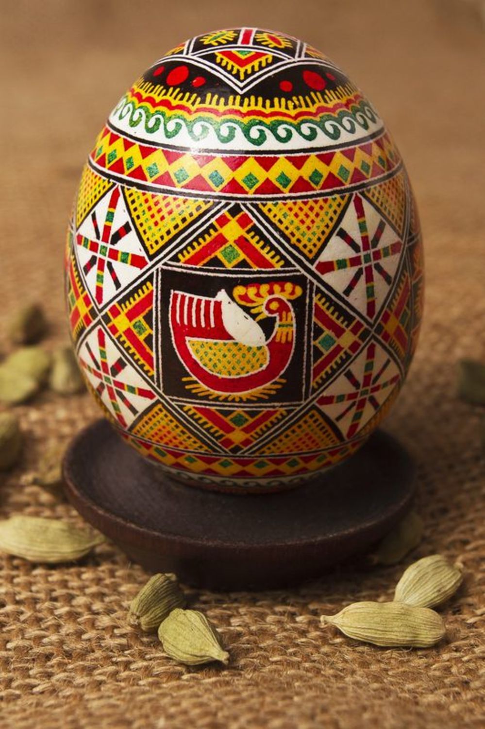 Handgemachtes dekoratives bemaltes Osterei mit Ornament zum Osterfest für Haus Dekoration foto 1