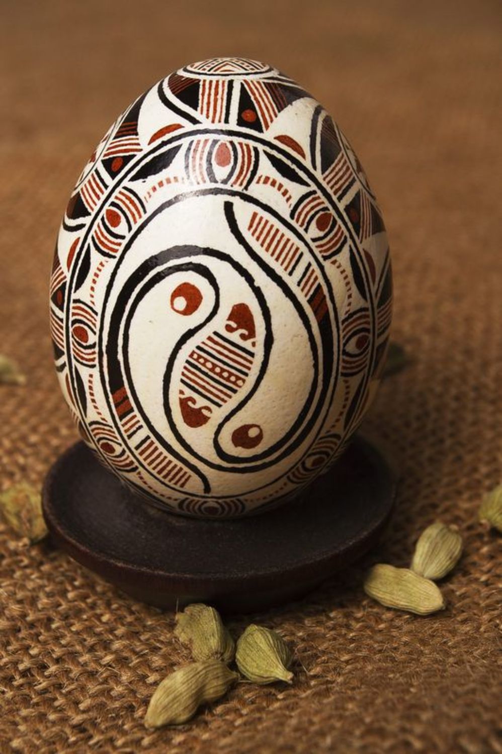 L'uovo di Pasqua dipinto a mano L'uovo decorativo fatto a mano L'uovo ucraino
 foto 1
