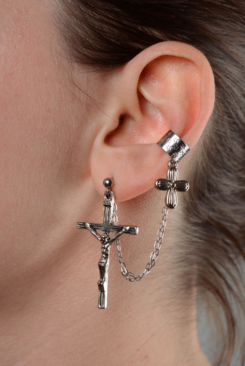 Boucle d'oreille cuff Crucifix faite main photo 3