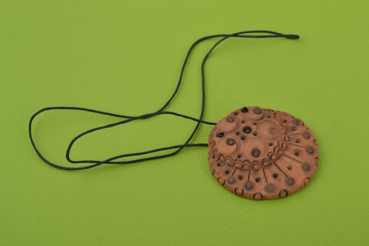 Pendentif d'argile rond marron fait main de style ethnique sur cordon 25 cm photo 1