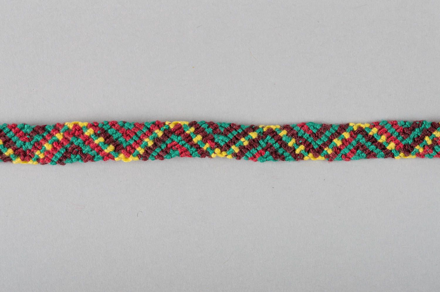 Плетеный браслет из ниток мулине ручной работы в пирамидку красочный красивый фото 3