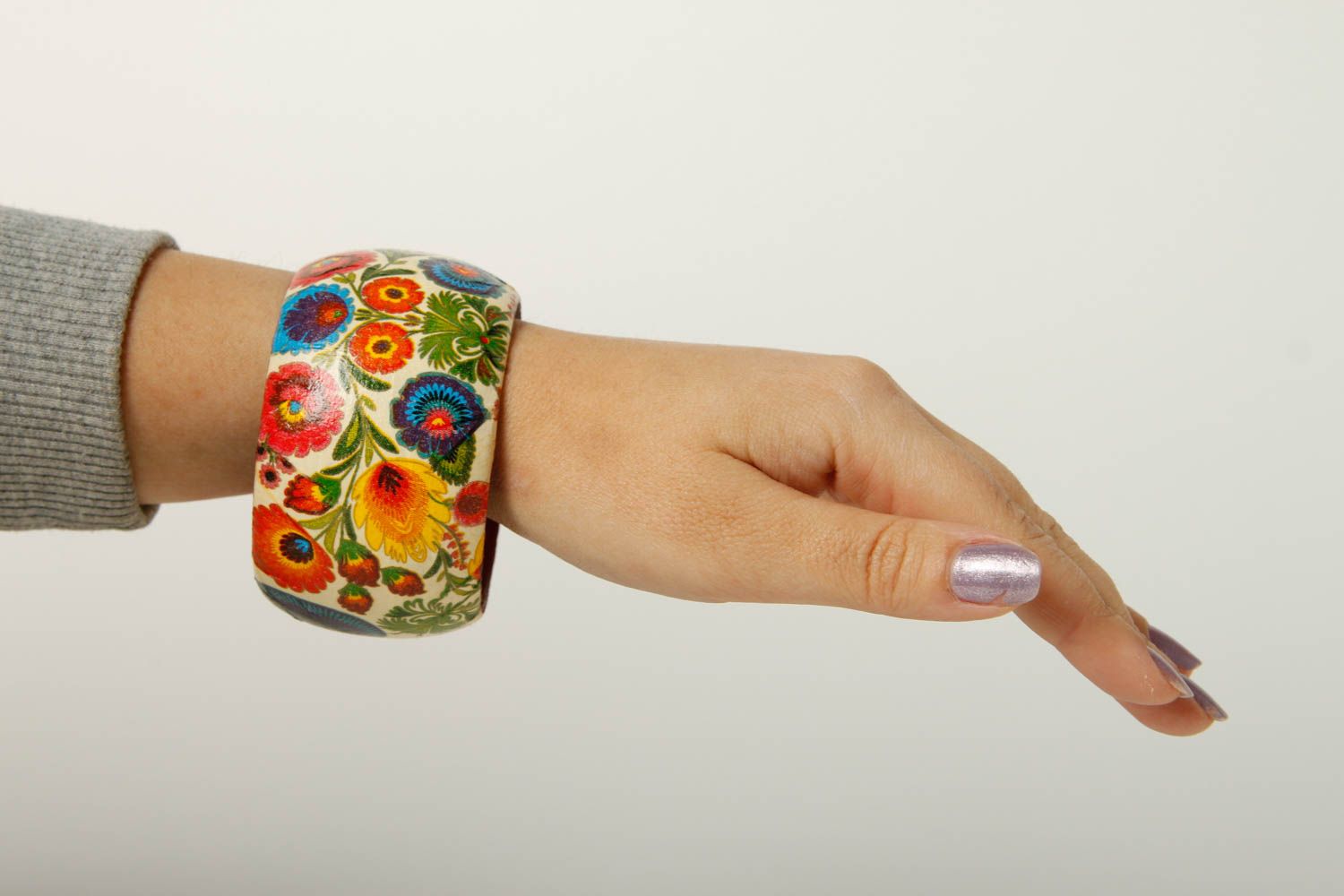 Украшение ручной работы расписной браслет на руку с цветами бижутерия из дерева фото 3