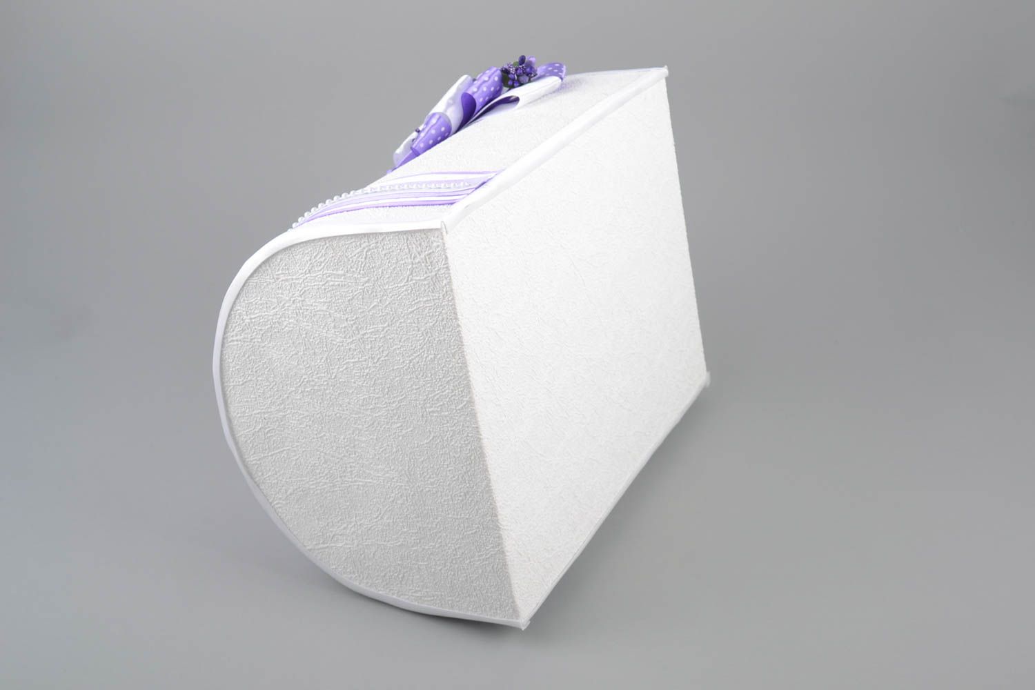 Красивая коробка для денег или конвертов с атласными лентами белая с сиреневым фото 4