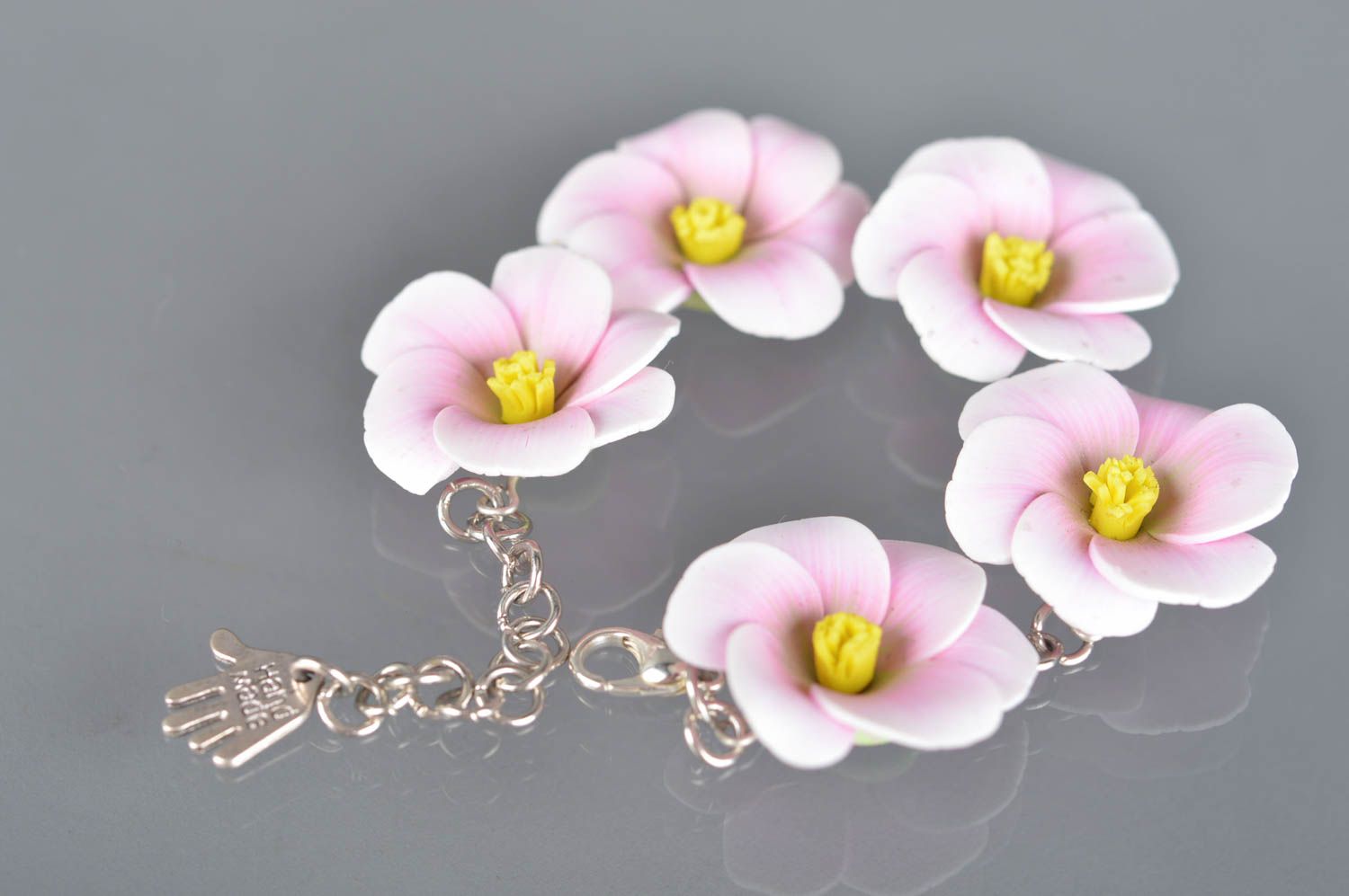 Handmade zartes Blumen Armband Designer Schmuck Frauen Accessoire aus Polymerton foto 1