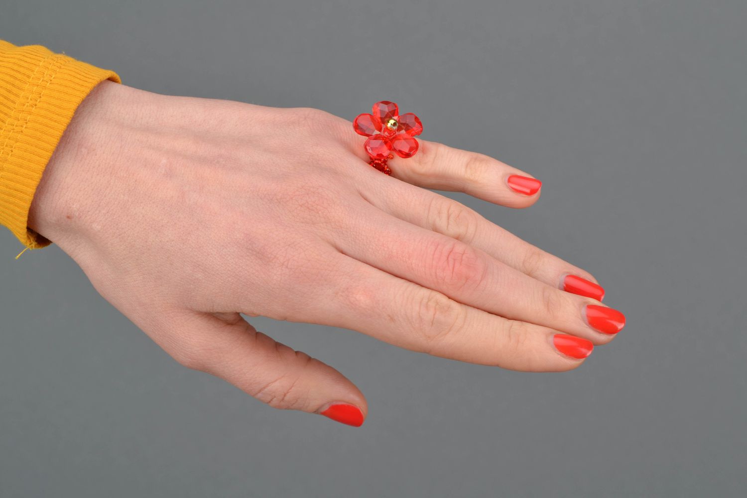 Handgemachter Ring mit Kugeln in Rot  foto 2