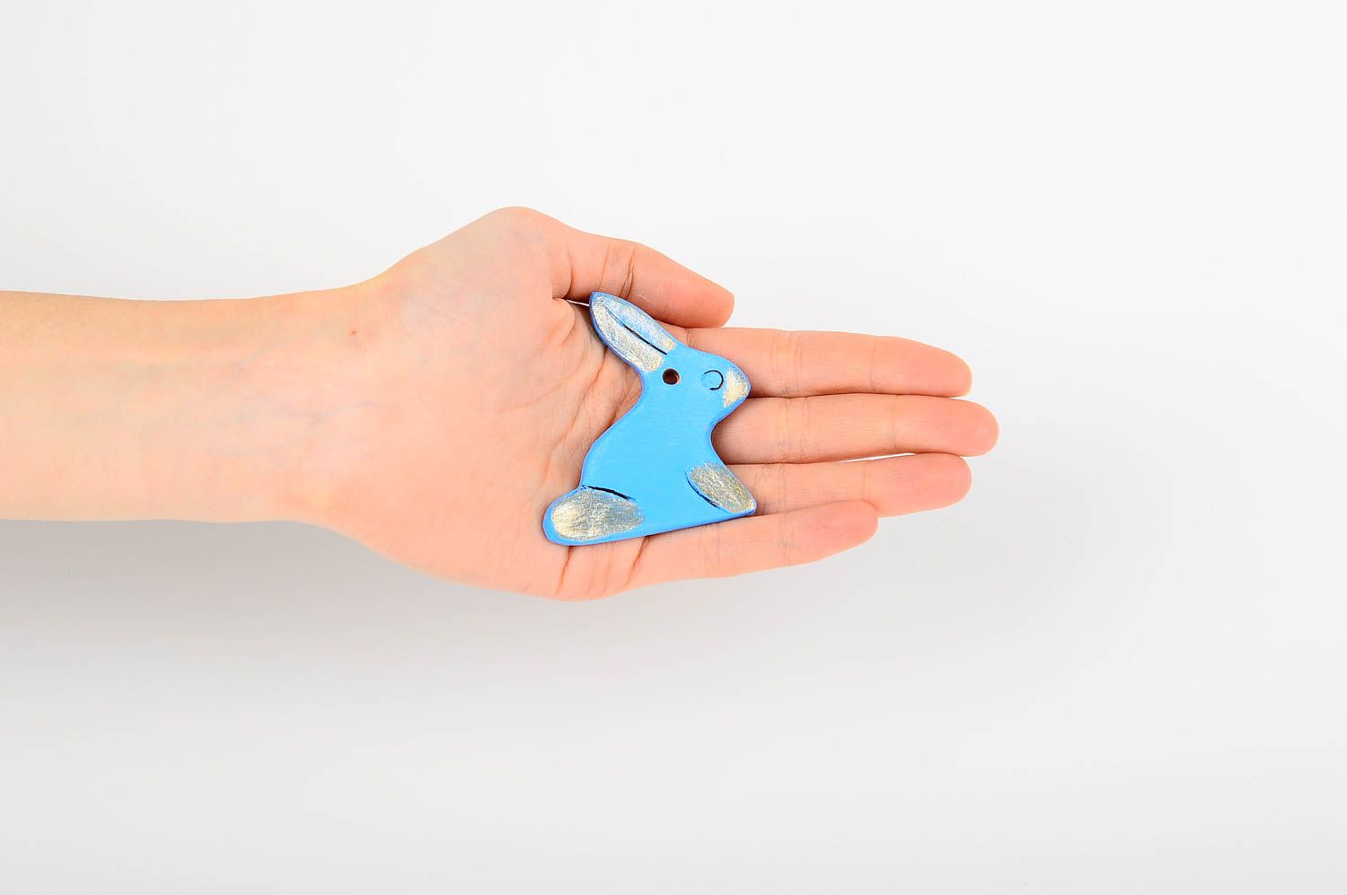 Игрушка на елку хэнд мэйд декор для дома глиняная игрушка в виде голубого зайца фото 2