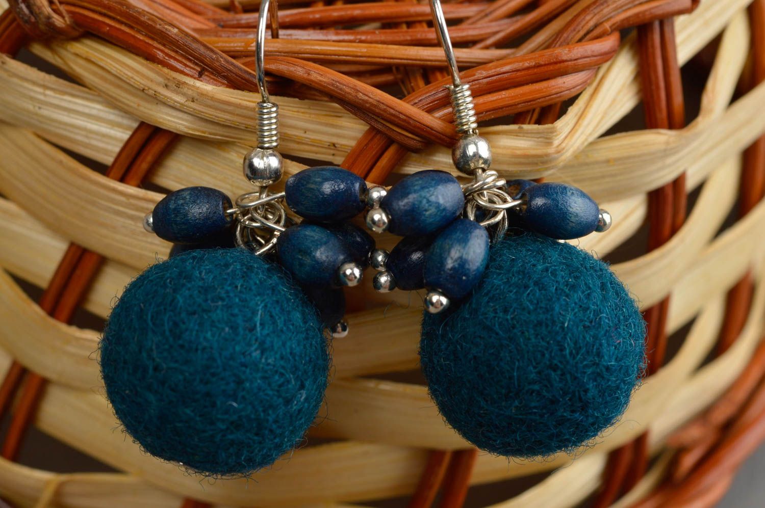 Boucles d'oreille bleues en laine feutrée faites main pendantes pour femme photo 1