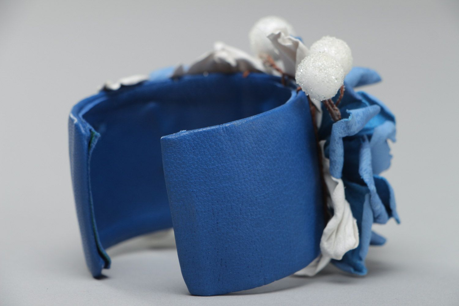 Stilvolles breites blaues handgemachtes Armband mit Blumen aus Leder  foto 4