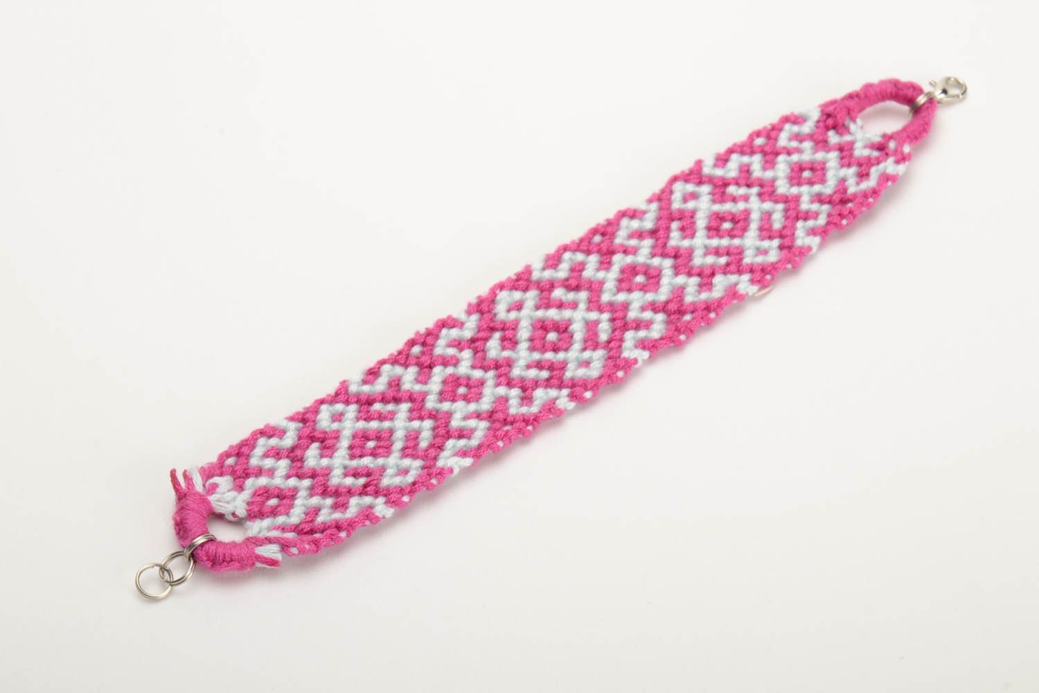 Плетеный браслет из ниток мулине ручной работы широкий красивый розово-белый фото 4