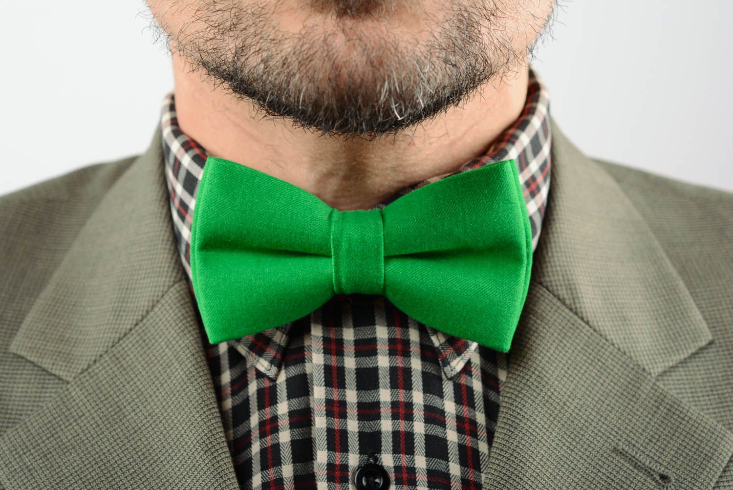 Green bow tie made of gabardine photo 1