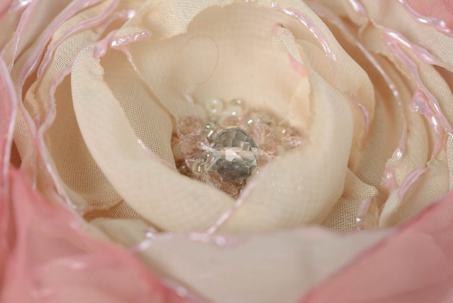 Шифоновая брошь в виде цветка с бисером и стеклярусом ручной работы нежная фото 2