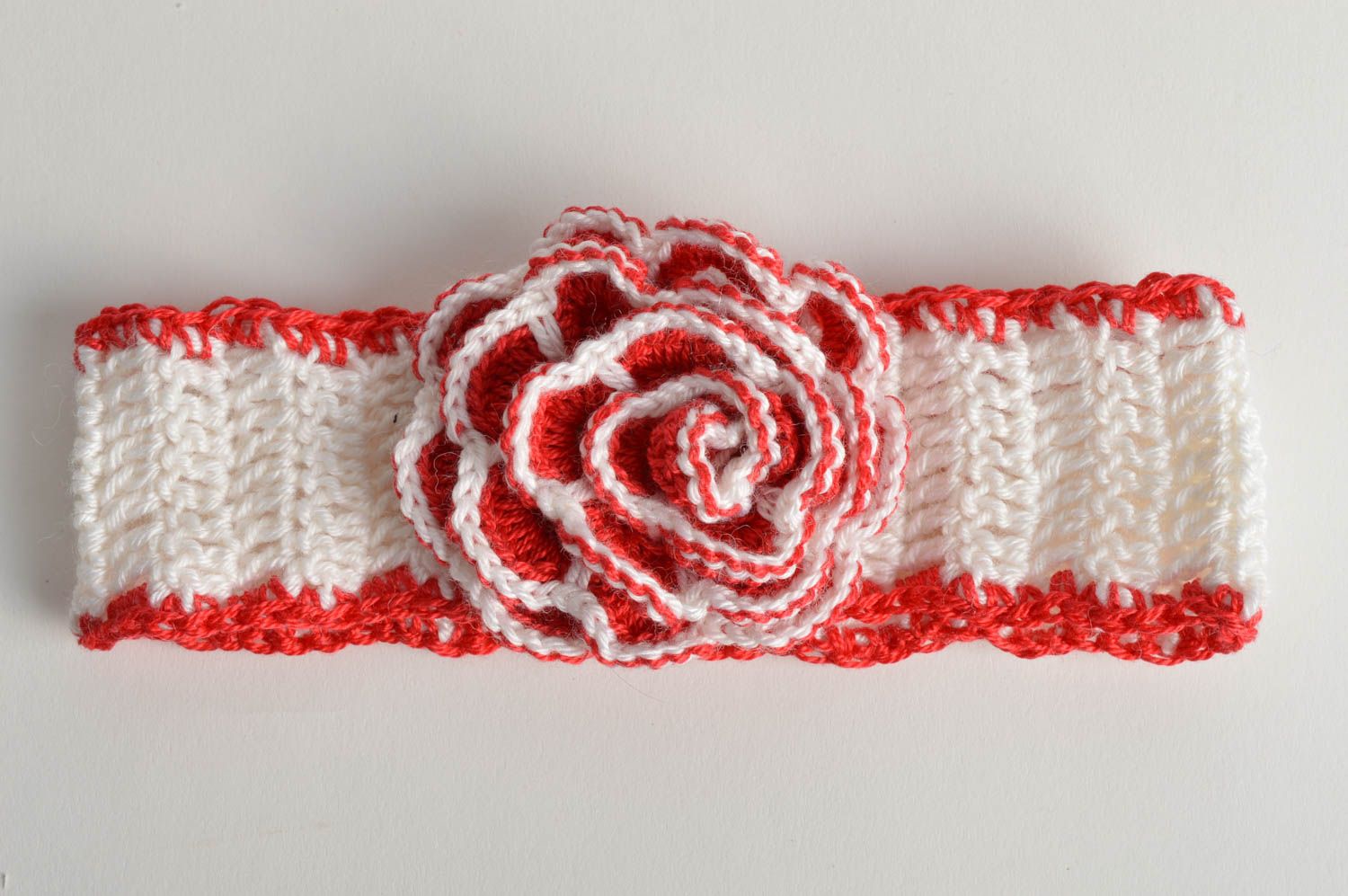 Banda de pelo infantil tejida a crochet artesanal con flor de color blanquirojo foto 2