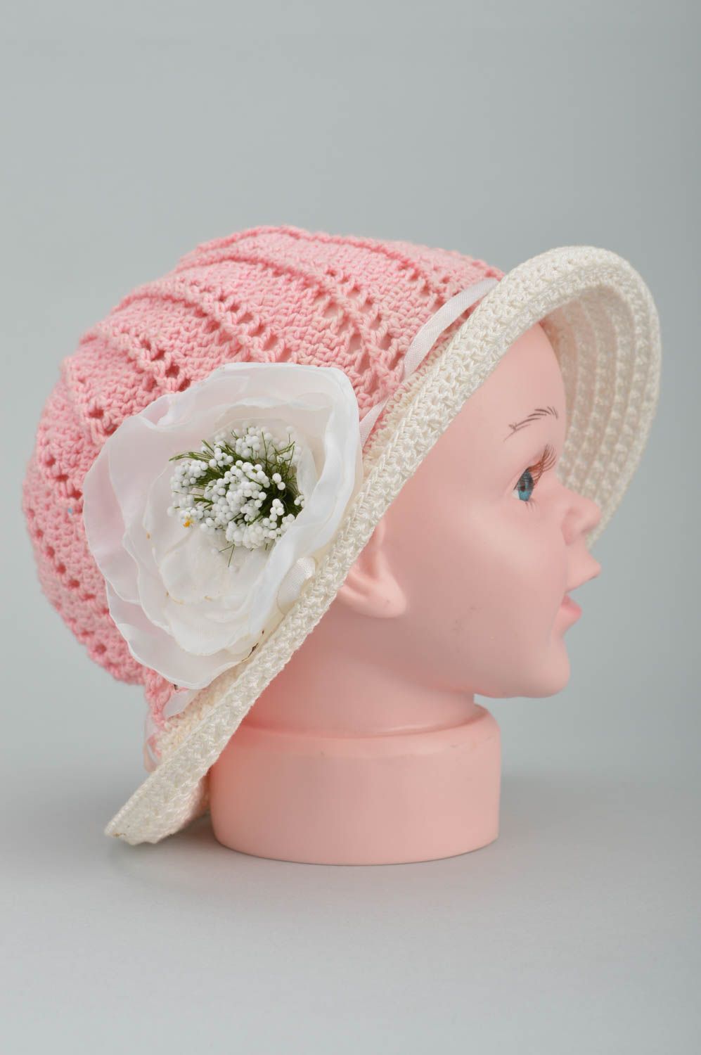 Bonnet tricoté au crochet rose en fils de coton pour enfant fait main avec fleur photo 4