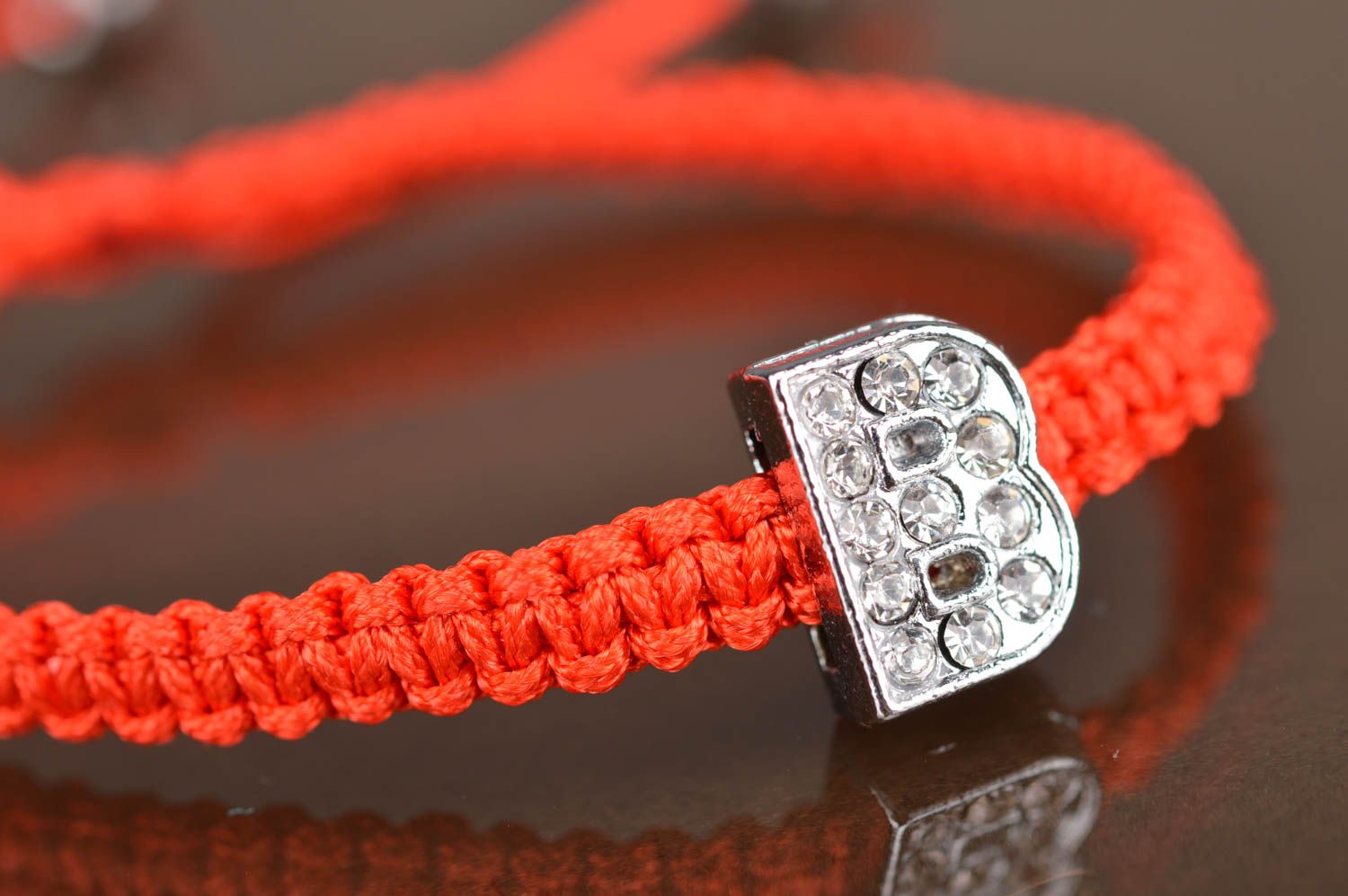 Красный тонкий стильный браслет с буквой В плетенный из нитей ручная работа фото 3