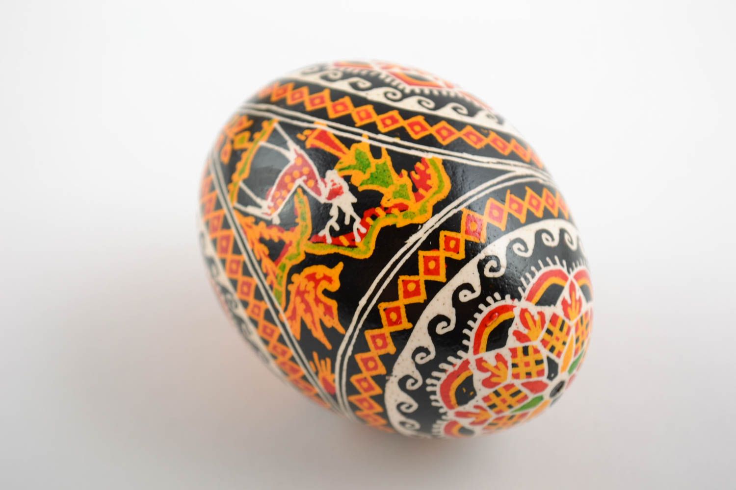 Huevo de Pascua de gallina artesanal pintado con acrílicos bonito foto 3