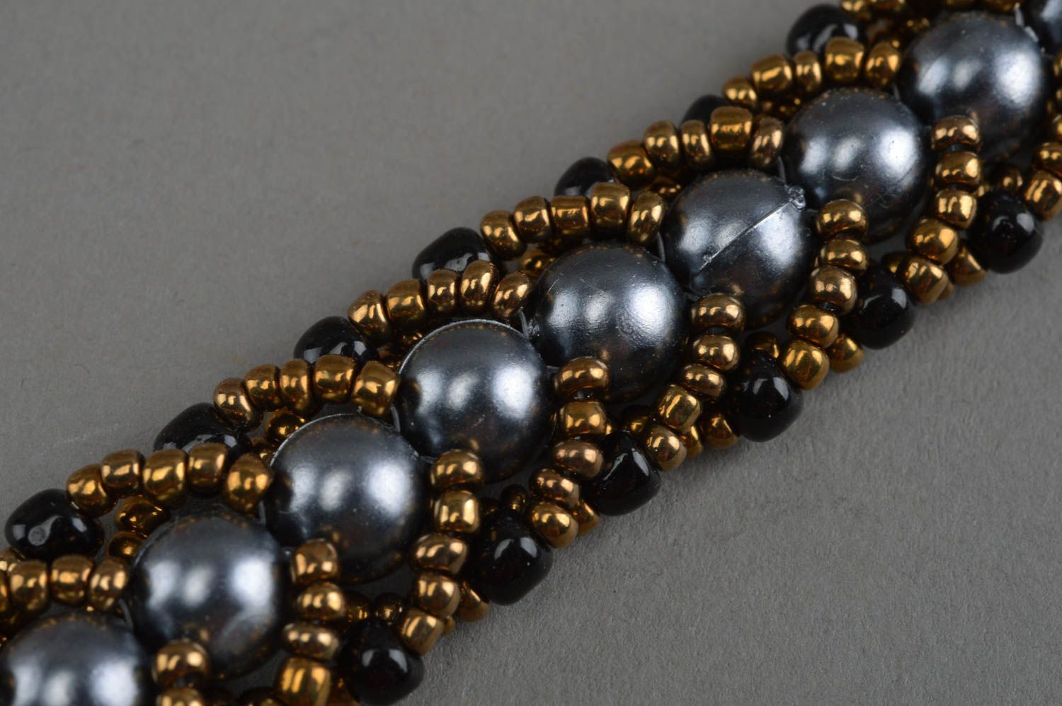 Joli bracelet en perles de rocaille et perles fantaisie gris fait main stylé photo 5