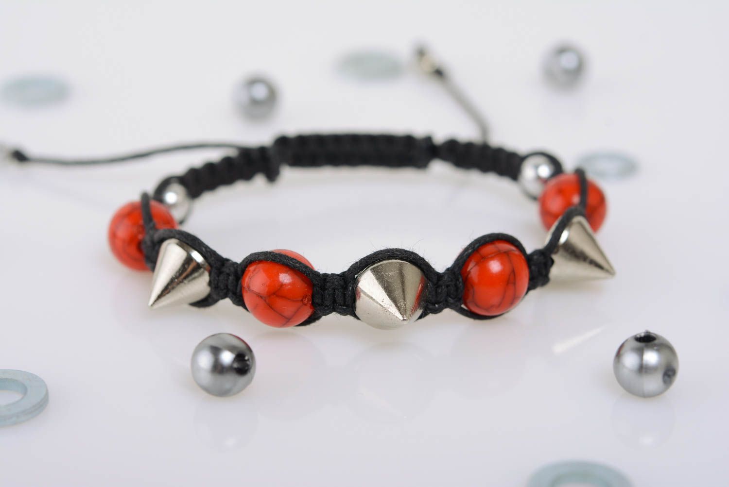 Bracelet en macramé noir avec piques et perles rouges acryliques fait main photo 1