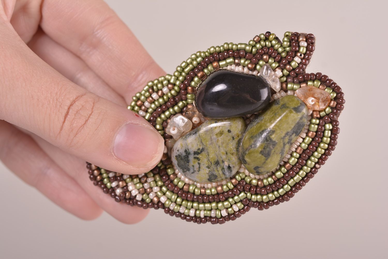 Broche en cuir Bijou fait main perles de rocaille Accessoire femme design photo 2