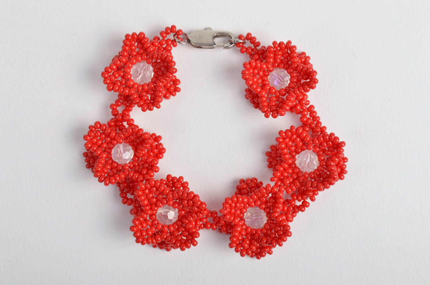 Красный браслет с бисером и бусинами плетеный аксессуар ручной работы с цветами фото 2